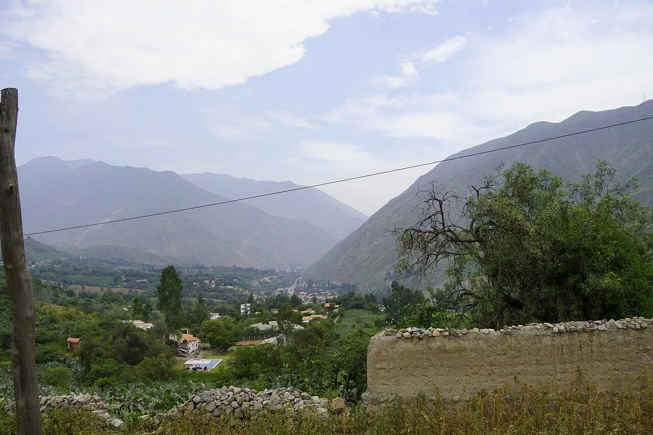 Valle andino con montañas verdes y casas entre árboles, en la provincia de Huarochirí, Lima