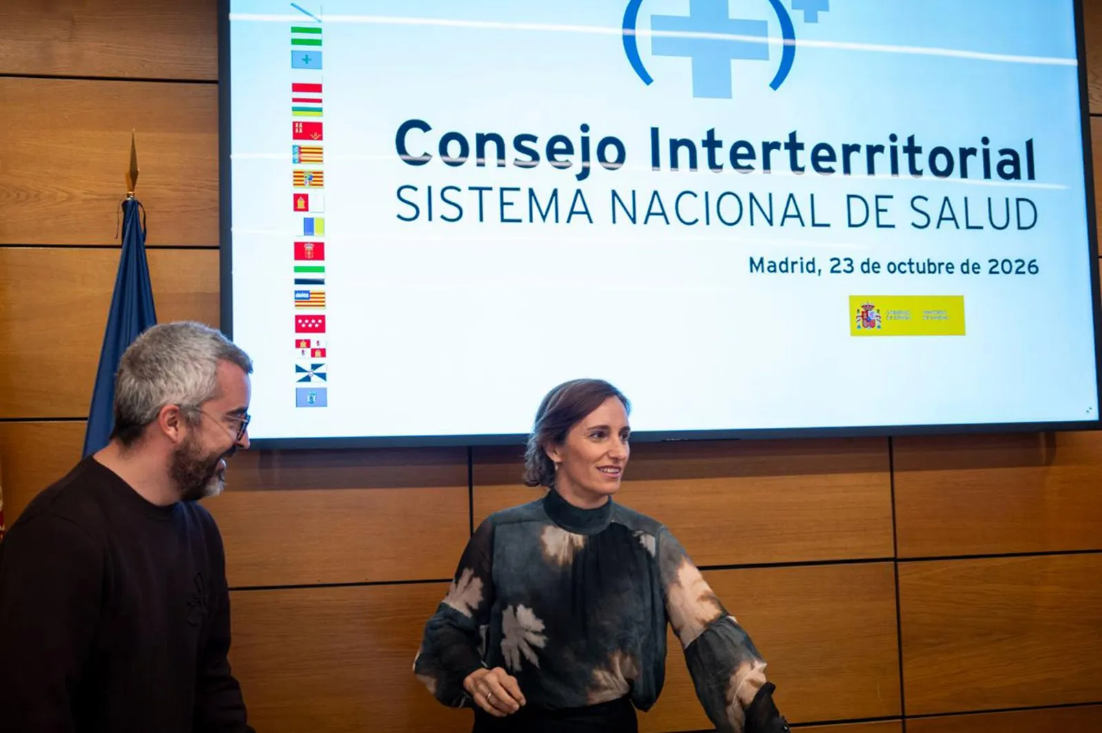 La ministra de Sanidad, Mónica García, sonríe ante la pantalla del Consejo Interterritorial del Sistema Nacional de Salud, fechada en Madrid el 23 de octubre de 2026