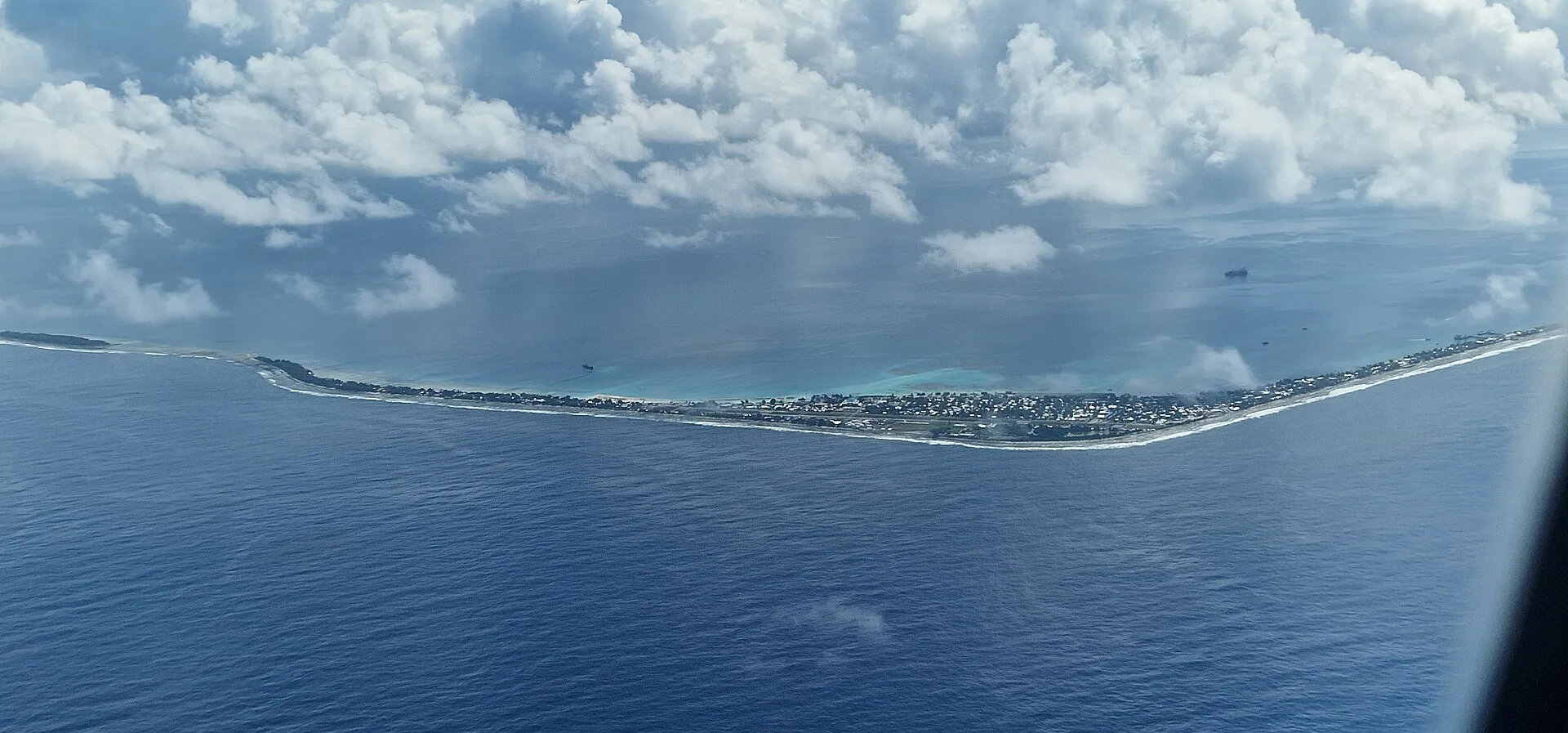 Vista aérea del atolón de Funafuti, una franja estrecha de tierra entre el océano y la laguna
