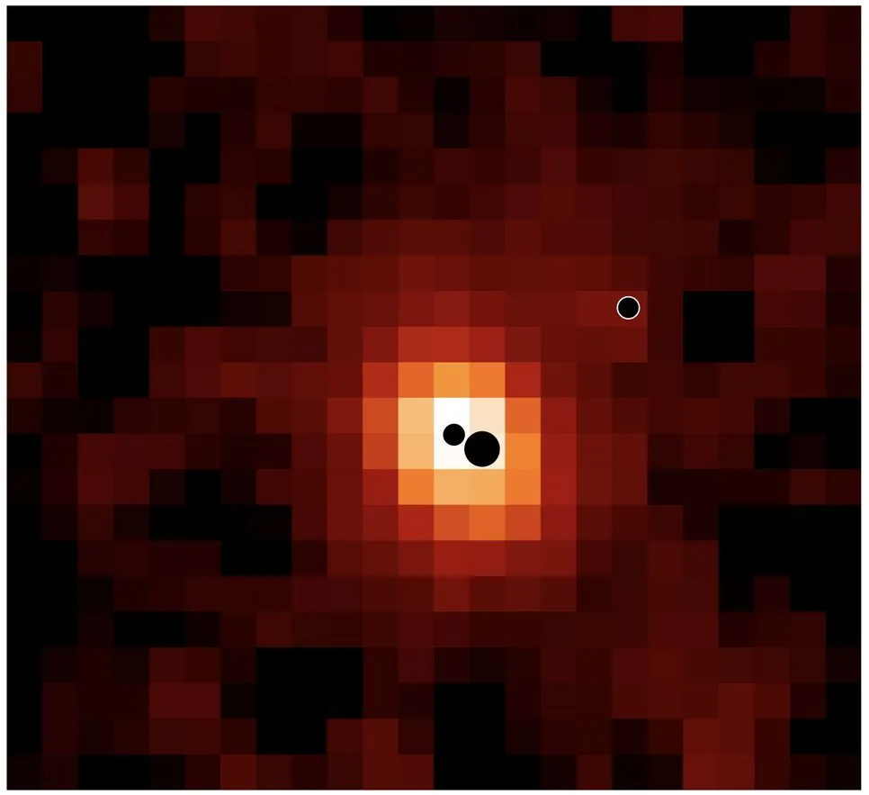 Mapa pixelado en tonos rojos y naranjas con una zona central brillante y tres círculos negros, dos en el centro y uno a la derecha