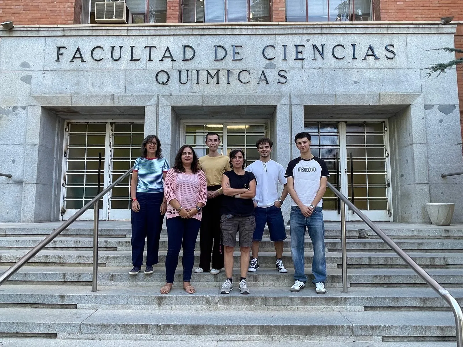 Seis investigadores posan en la escalinata de la Facultad de Ciencias Químicas de la Universidad Complutense