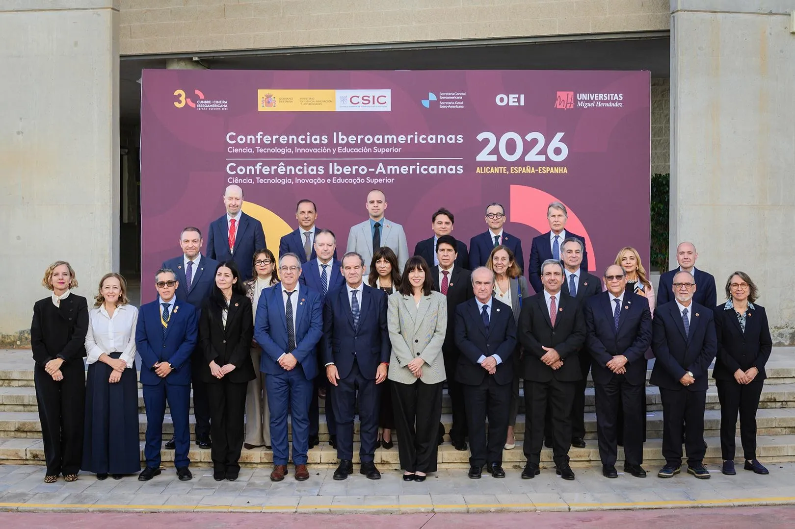 Foto de grupo de una treintena de ministros y autoridades, de pie en unas escaleras ante un panel granate de las Conferencias Iberoamericanas 2026 en Alicante