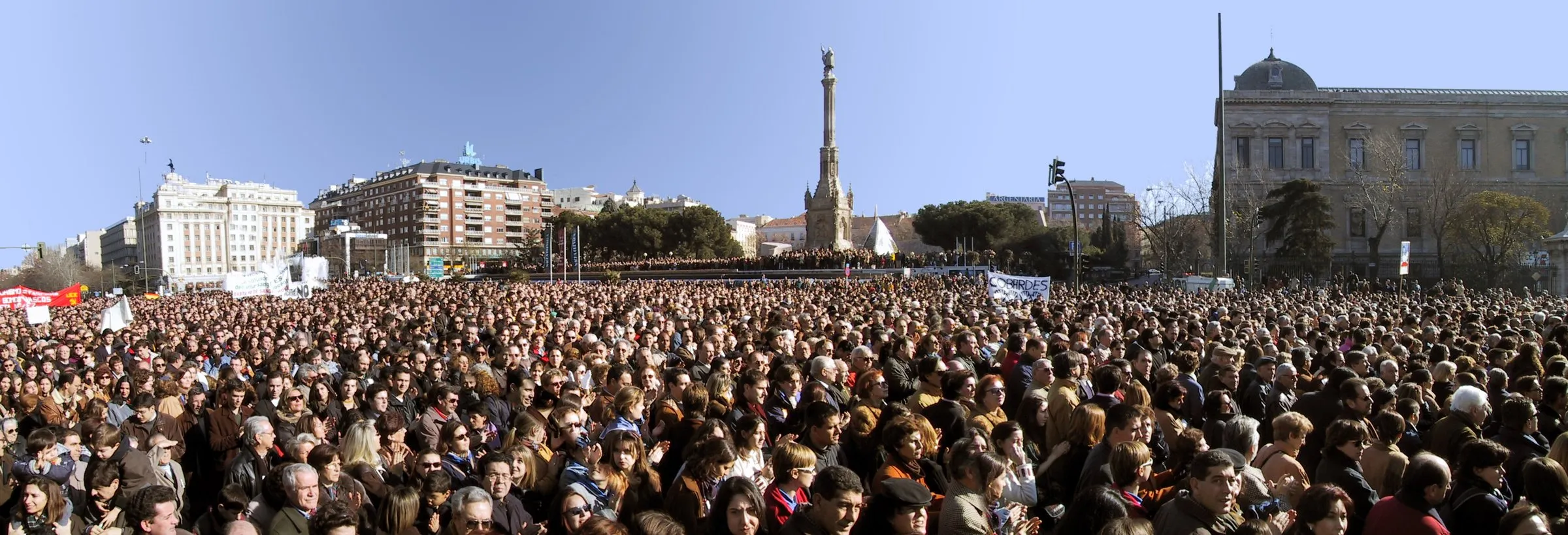 Una multitud llena la plaza de Colón de Madrid durante una manifestación contra ETA, con la columna de Colón al fondo
