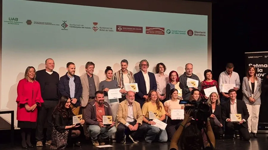 Foto de grupo de los ganadores y finalistas de los Premios Eines 2026 en el escenario del teatro de Montornès del Vallès