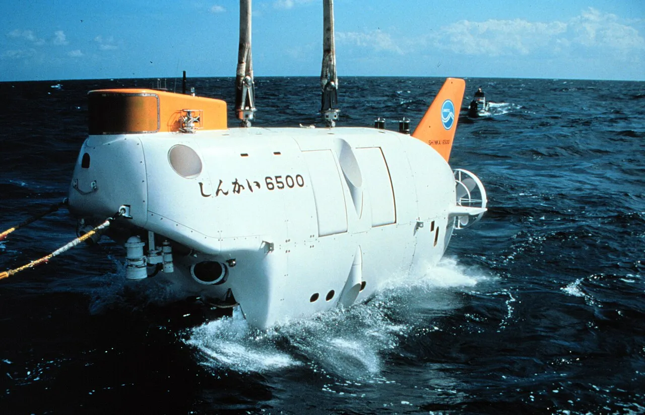 El sumergible japonés Shinkai 6500, blanco y naranja, en la superficie del mar
