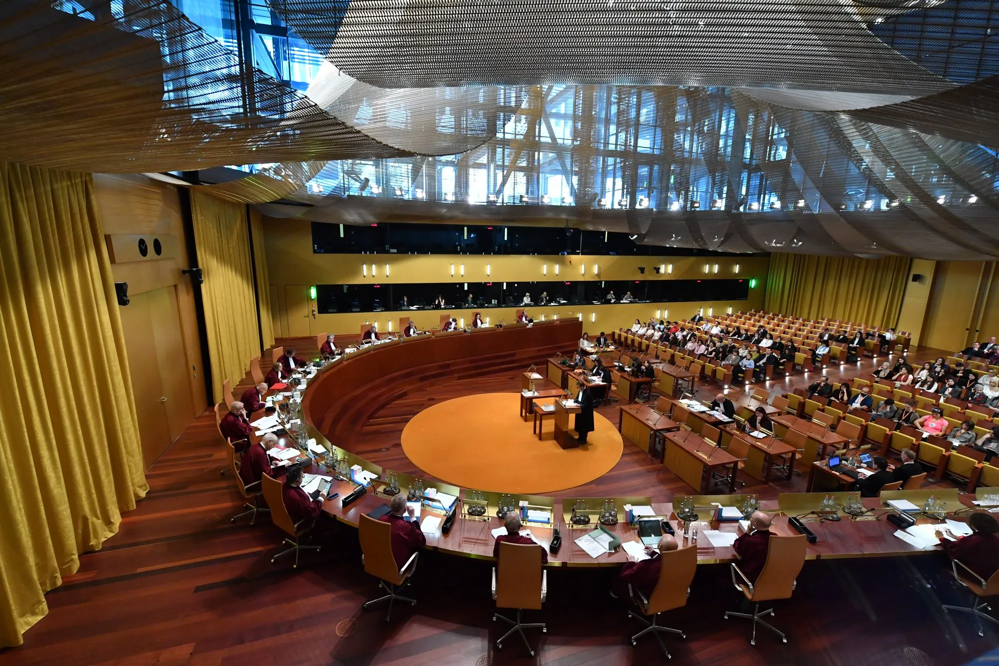 Audiencia de la Gran Sala del Tribunal de Justicia de la Unión Europea, con los jueces con toga granate sentados en semicírculo